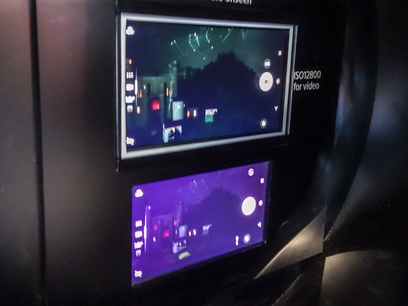 ソニーモバイルブースでのデモ、上のXperiaでは暗所でもきちんと光を捉えることができている