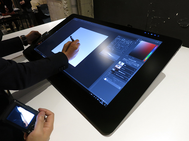 発表会場でCintiq Pro 32も参考展示された