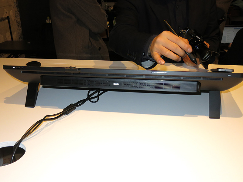 Cintiq Pro 24にドッキングした状態