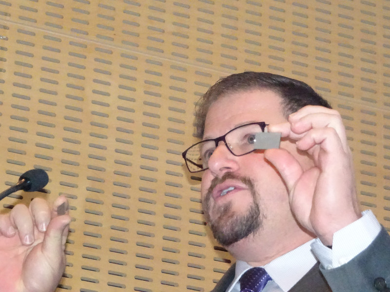 Qualcomm社長のクリスチアーノ・アーモン氏。手に持っているのは開発中の5Gモデム