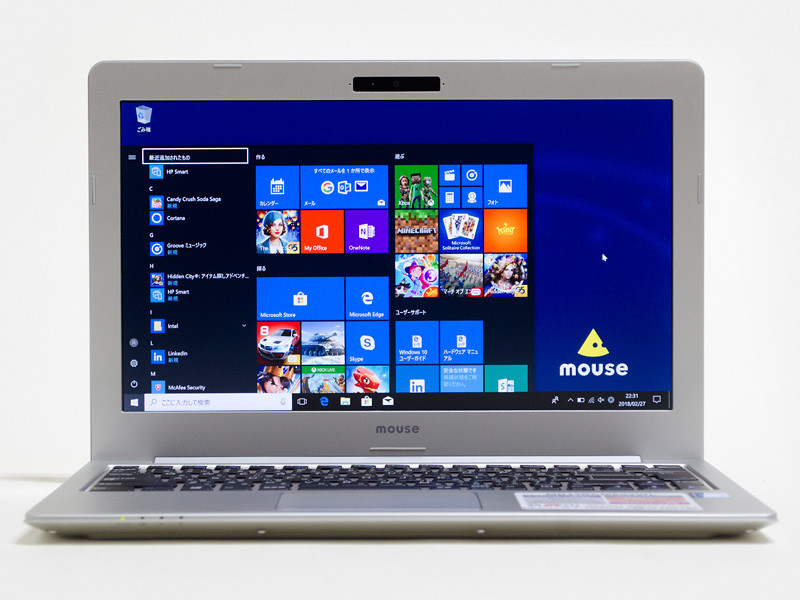 パネル中央上に100万画素Webカメラ。正面側面左型にステータスLED