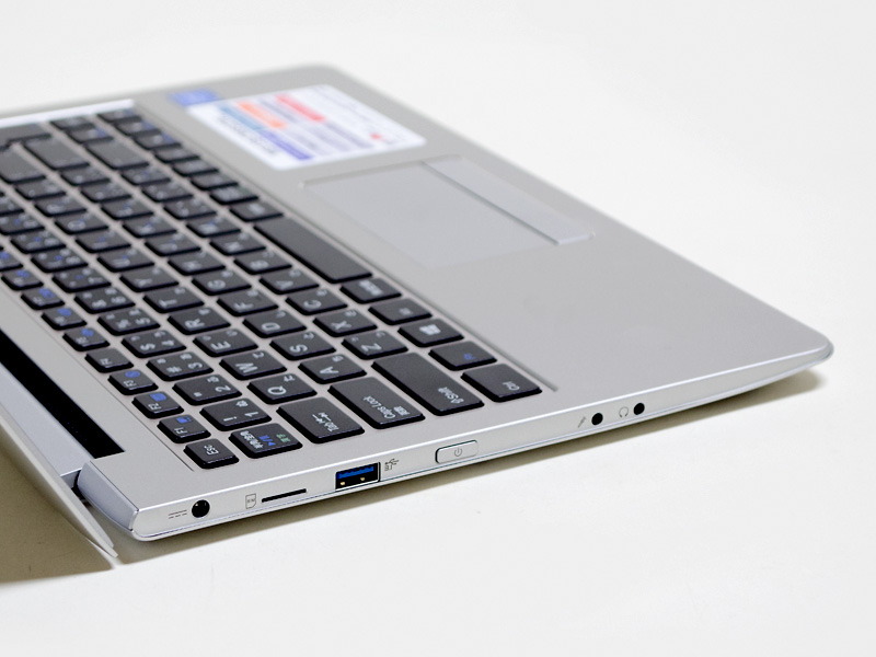 左側面。電源入力、Micro SIMカードスロット、USB 3.0、電源ボタン、マイク/ヘッドフォン端子