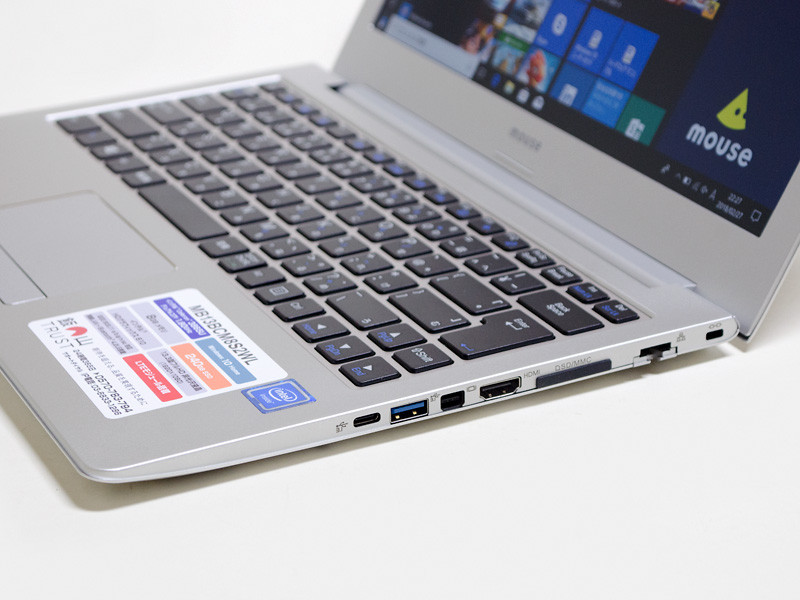 右側面。ロックポート、Ethernet、カードリーダ、HDMI、Mini DisplayPort、USB 3.0、Type-C