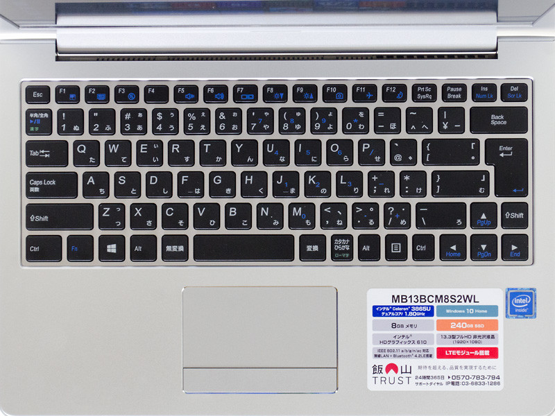 キーボードは10キーなしのアイソレーションタイプ。タッチパッドは2ボタン式