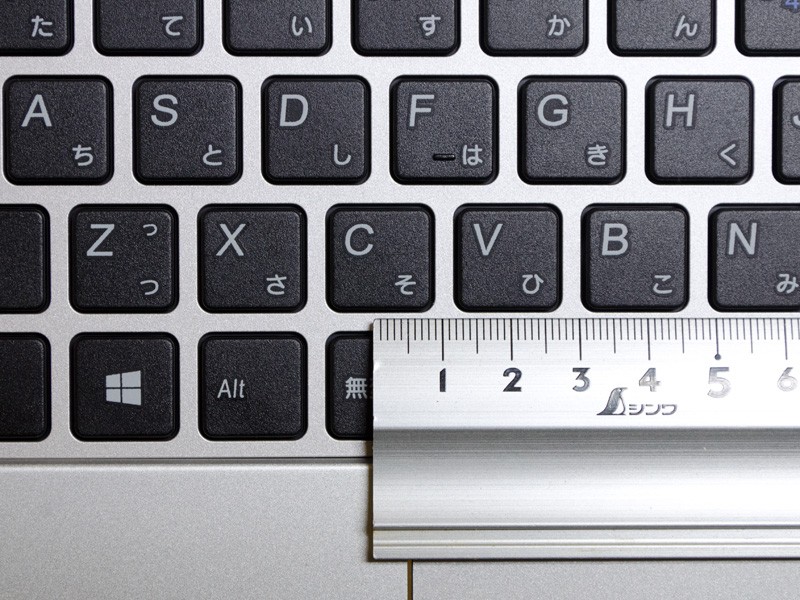 主要キーのキーピッチは実測で約19mm