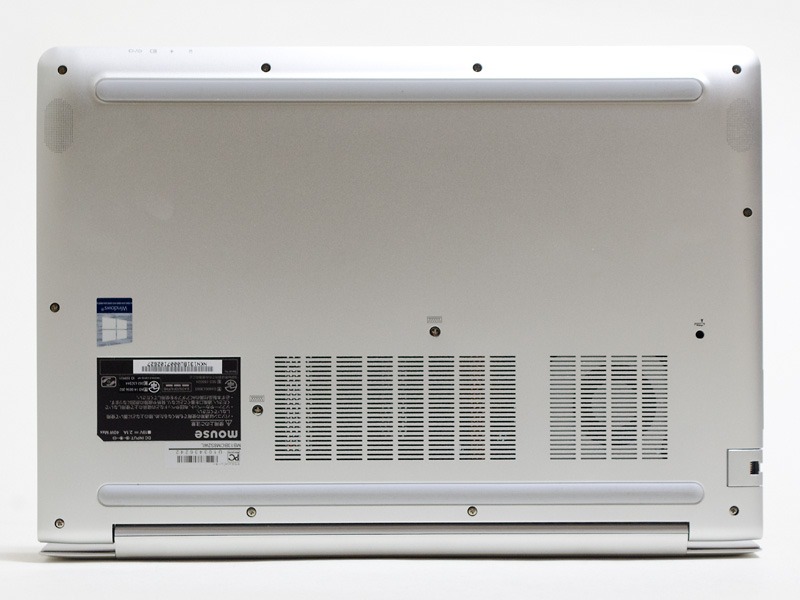 前後に長細いゴム足と、前左右のスリットにスピーカー。Ethernetはコネクタの高さが足らず半分カバー式