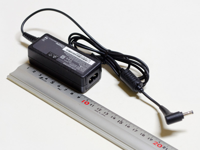 ACアダプタのサイズは87×37×25mm、重量149g、出力19V/2.1A
