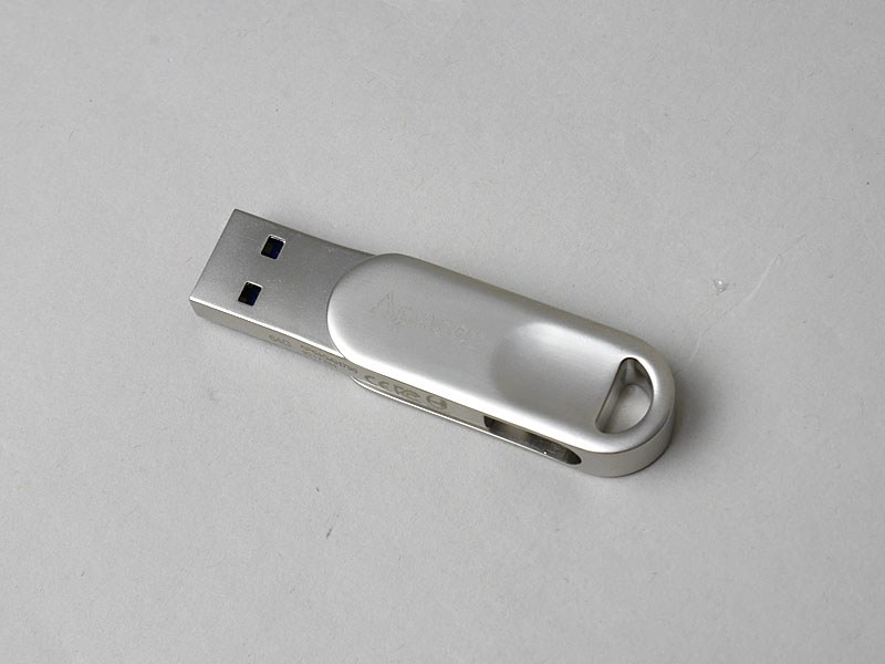 USB 3.0端子を露出させたところ