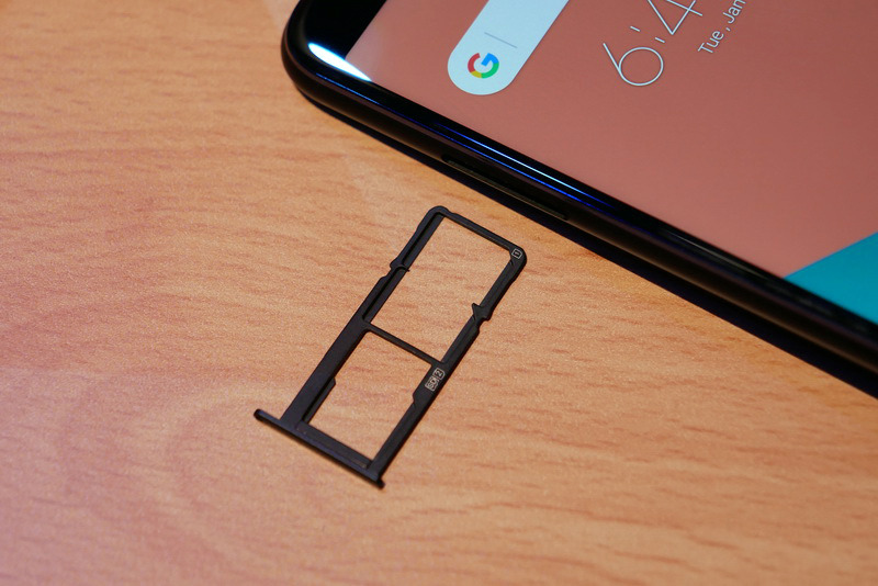 SIMトレイは、Nano SIM×2＋microSDカードの3スロット仕様