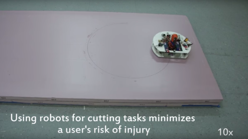 改造されたルンバによる天板カットのようす