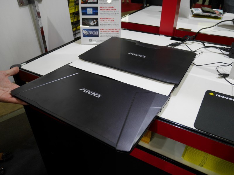 モバイル向けCPUとGeForce GTX 1070を搭載した、より薄型で持ち運びを意識したモデル「DAIV-NG7500」シリーズ(手前)もある