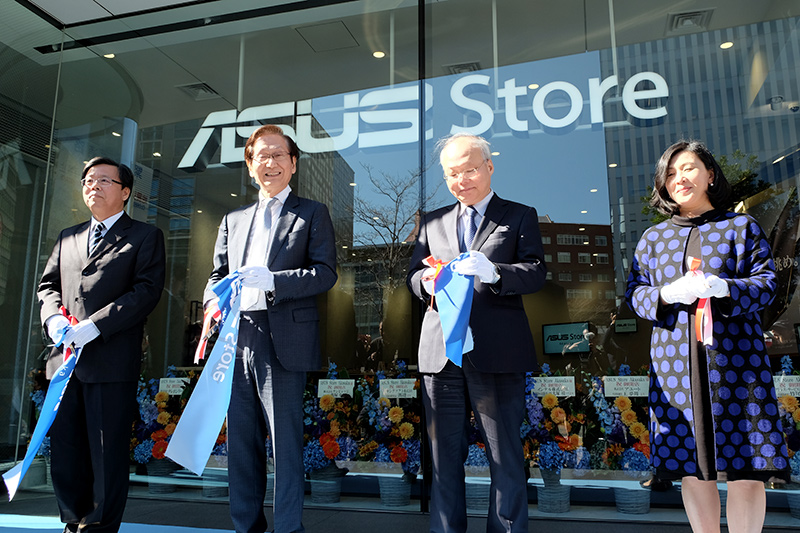 テープカットの様子