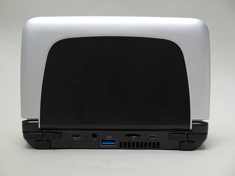 天板はシンプルなデザイン。中央の黒いプレートは着脱可能になる見込みで、好きなデザインを貼れるようにするという