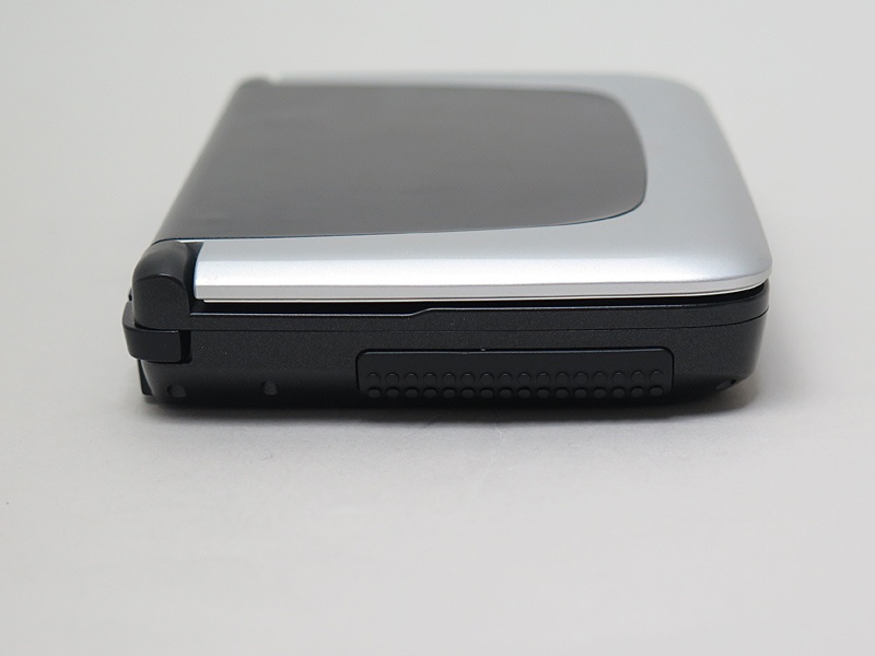 本体左側面。ここで見えるグリップ部は製品版では省かれる予定