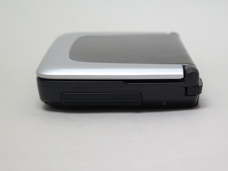 本体右側面。同じくグリップ部は製品版では省かれる