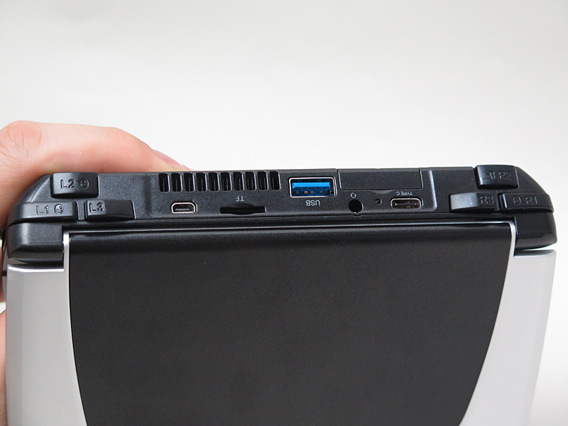 インターフェイスの刻印とは逆向きになっているが、プレイ中にいざボタンの位置確認をしようと、手前に回せば正しい向きで視認できるようにしたためだろう。じつに聡明だ