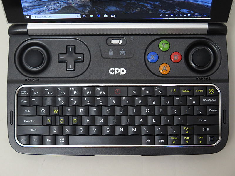 縦方向のカーブから横方向のカーブへとなり、押し間違いを減らし、なおかつ押下圧を最適化したというキーボード。キーピッチも9mmに広がった。W/A/S/Dは異なる形状のキートップとなっているが、親指の腹で押した感触的にはほかのキーと大きくは違わない