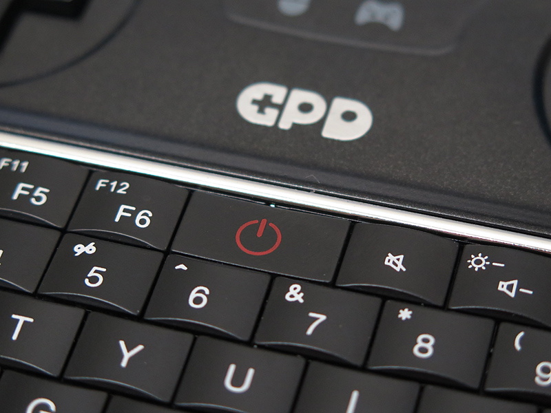 電源ボタンはキーボード上部中央に設置された