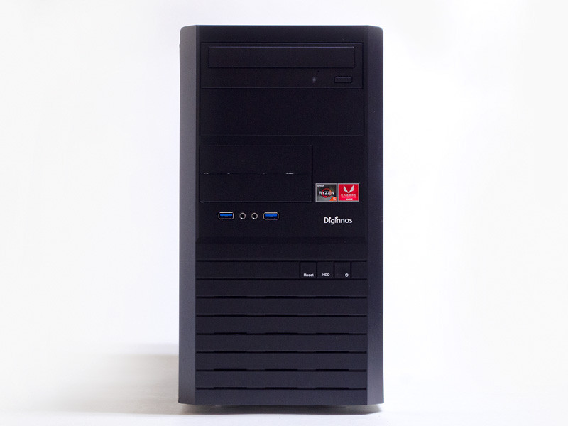 筐体はミニタワー型。比較的コンパクトなので机の上にでも置ける