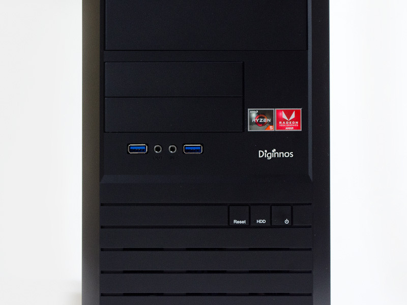 一番上にDVDスーパーマルチドライブ。中央付近にUSB 3.0×2と音声入出力。その下に電源ボタン、HDDアクセスLED、リセットボタン