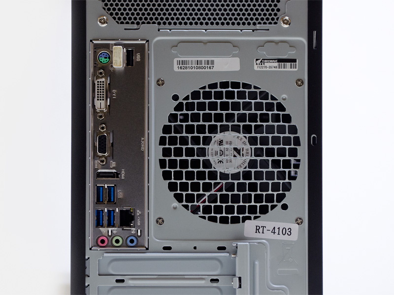 上からPS/2×1、USB 2.0×2、DVI、ミニD-Sub15ピン、HDMI、USB 3.0×4、Gigabit Ethernet、音声入出力。映像出力はトリプルディスプレイ対応