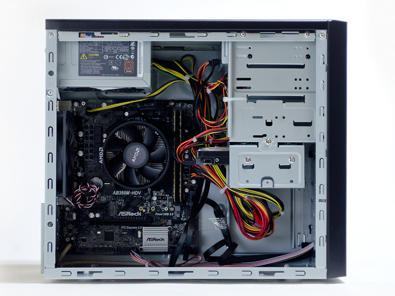 外部GPUがないのでスッキリしている。マザーボードは、microATXの「ASRock AB350M-HDV」が使われている