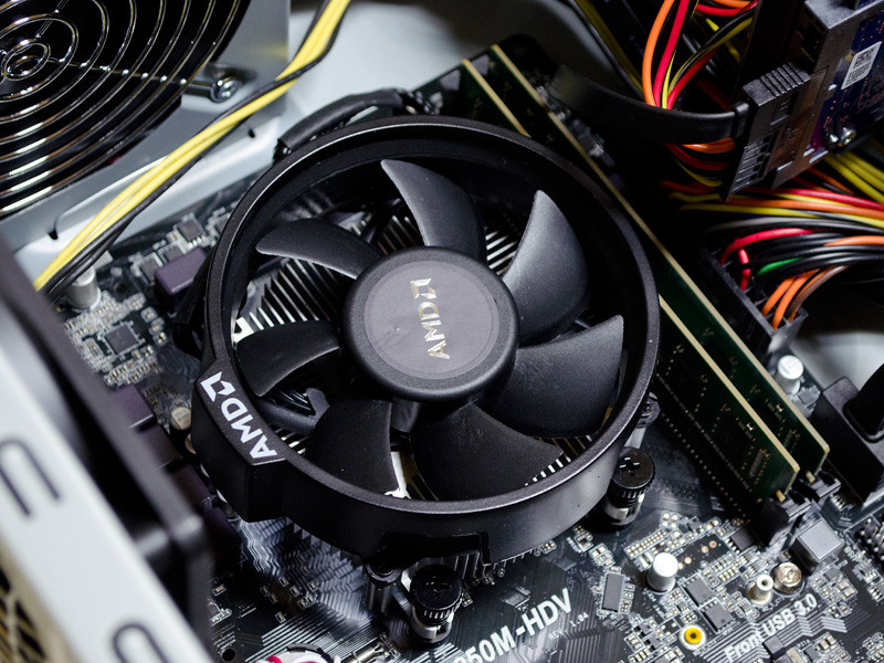 プロセッサ右側にメモリスロットが2本