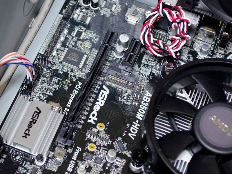 拡張スロットはPCIe x16×1、PCIe x1×1。M.2のソケットも見える