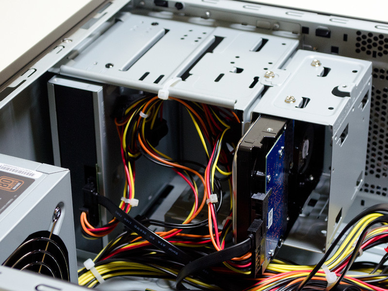 5インチベイが4つ。内1つはDVDスーパーマルチドライブが使用。3.5インチベイは2つ。内1つはHDDが使用