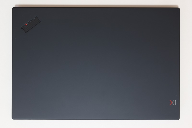 本体天面(下がヒンジ側)。右下のLenovoのロゴがなくなり新たに「X1」の文字が刻まれた。左上のThinkPadの「i」の点は電源オン時に赤く点灯する