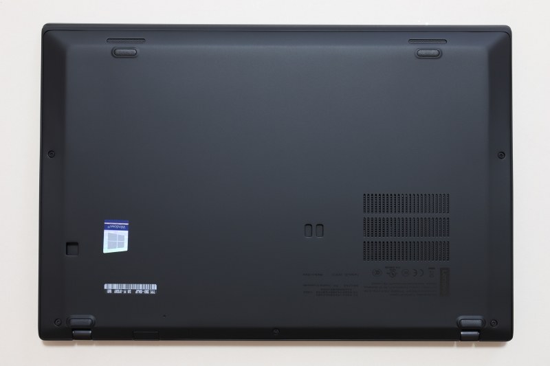 本体底面(下がヒンジ側)。金属ヒンジがシルバーからブラックに変更され、全体の統一感が向上している。上部のゴム足の上にあるのはステレオスピーカー