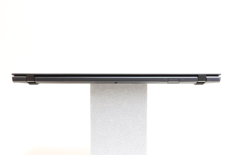 本体背面。中央右寄りにあるのは、Nano SIMカード、microSDカードスロット用のカバー