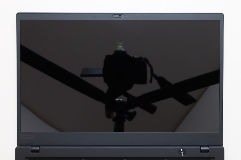 ディスプレイ面。Webカメラ(720p)はディスプレイ上部に内蔵されている。その左右にあるのはマイク。360度方向の遠距離の音声もキャッチする