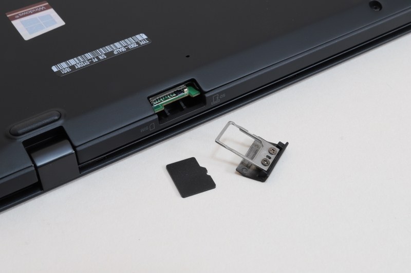 Nano SIMカード、microSDカードスロット用のカバーを開けると、2つのスロットが見える。microSDカードは上側のスロットに挿し、Nano SIMカードはカバーのトレイに載せて装着する。今回の借用機はLTEモジュールを搭載していないので、Nano SIMカードを装着しても、もちろんなにも起こらなかった