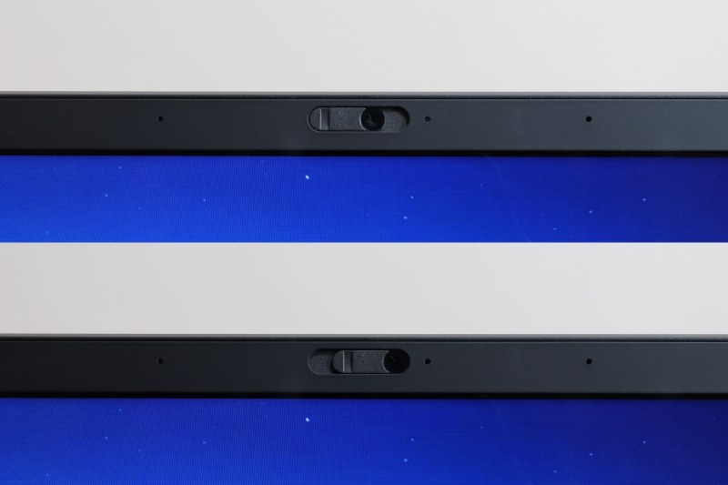 上がThinkShutterを開けた状態、下が閉めた状態。スライドカバーはやや固めなので、爪で傷をつけそうで怖かった。Webカメラのすぐ右横にあるのは撮影時に白く光るステータスランプ