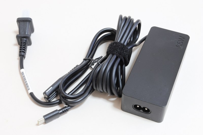 Lenovo USB Type-C 45W ACアダプタの仕様は、入力100-240V～1.8A、出力20V/3.25A、15V/3A、9V/2A、5V/2A。ACアダプタのケーブル長は実測約180cm、電源コードの長さは実測約90cm