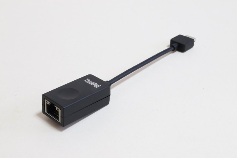 ネットワークアダプタは、イーサネット拡張コネクター2の端子形状に合わせた新型だ。従来モデルに同梱されていたネットワークアダプタは使用できない