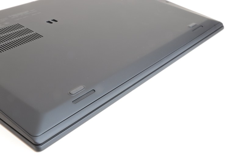 ステレオスピーカーは底面手前に内蔵されている。ビビリ音などの発生を避けるため、あえてボリュームを絞っているのかもしれない