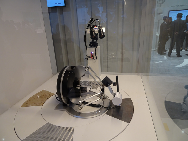NOKIA社のMWCでのデモ、遠隔地にある(この場合はそう見立てた)ロボットを、ディスプレイを経由してリモコンで操作する様子。リモコンにはハプティックも入っており、フォースフィードバックも実現されている