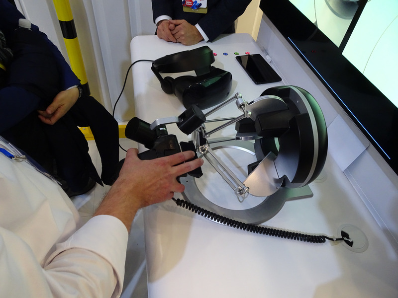 NOKIA社のMWCでのデモ、遠隔地にある(この場合はそう見立てた)ロボットを、ディスプレイを経由してリモコンで操作する様子。リモコンにはハプティックも入っており、フォースフィードバックも実現されている