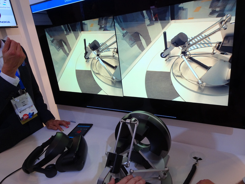 NOKIA社のMWCでのデモ、遠隔地にある(この場合はそう見立てた)ロボットを、ディスプレイを経由してリモコンで操作する様子。リモコンにはハプティックも入っており、フォースフィードバックも実現されている