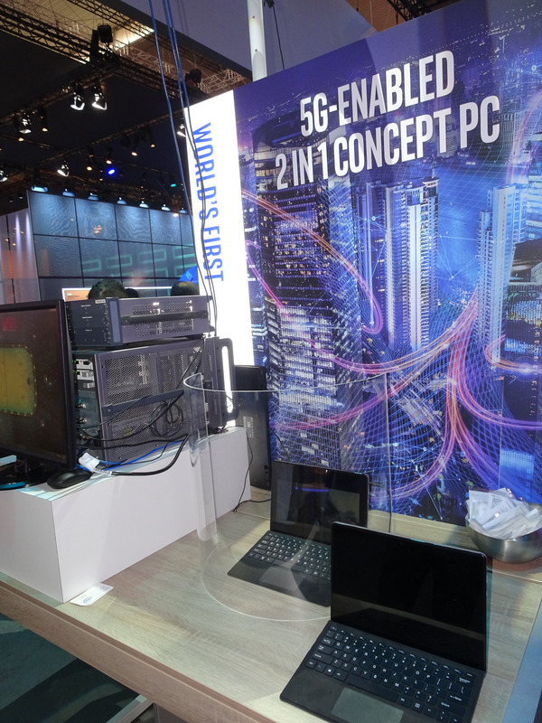 IntelのMWCでの2in1型PCに、5Gモデムを統合したデモ。28GHzのミリ波を利用したデモで、タブレットなどにも実装可能であることを示した