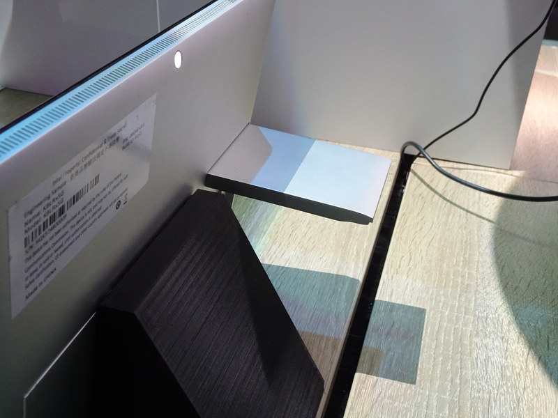 IntelのMWCでの2in1型PCに、5Gモデムを統合したデモ。28GHzのミリ波を利用したデモで、タブレットなどにも実装可能であることを示した