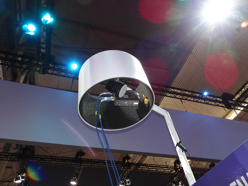 IntelのMWCでの2in1型PCに、5Gモデムを統合したデモ。28GHzのミリ波を利用したデモで、タブレットなどにも実装可能であることを示した