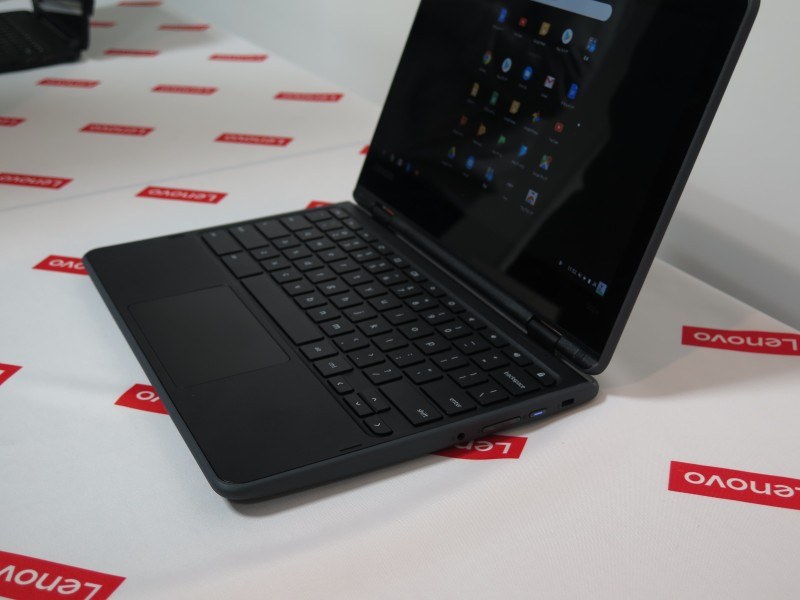 Lenovo 300eの右側面は電源とボリュームボタン、音声入出力