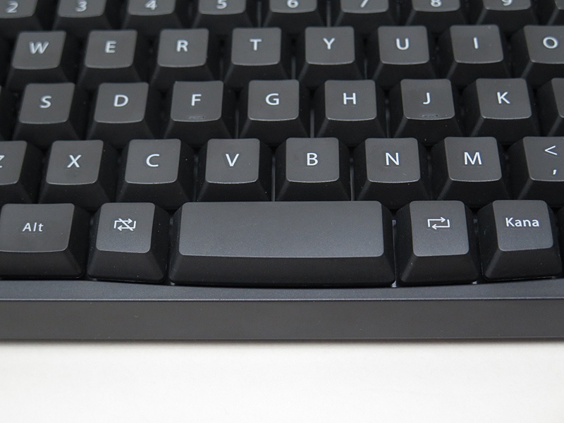 スペースバーと左右の無変換/変換キーは若干手前にカーブしている