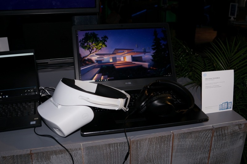 Windows MR体験コーナー、屋外にはハンモックが用意されており、それに揺られながらWindows MRが体験できるコーナーも