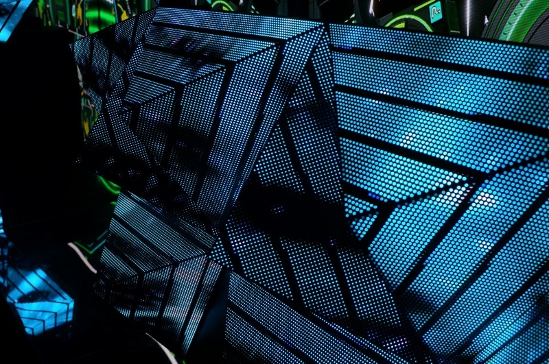 VR体験ができるDJコーナーのようなブース。まるでPerfumeのセットのなかでVRを体験するような感じだった