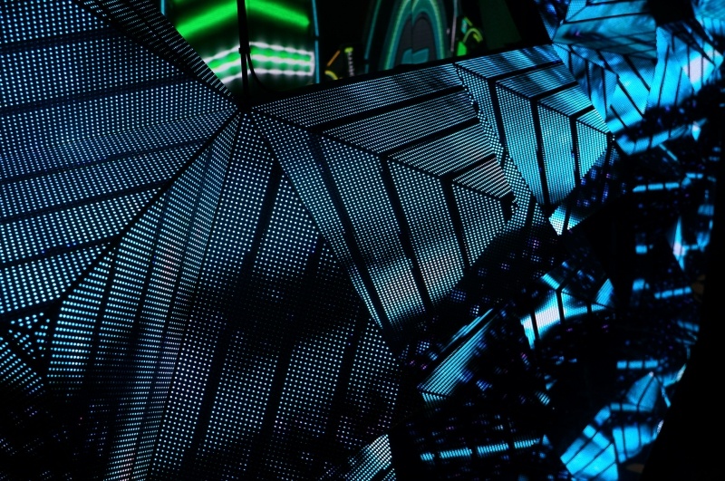 VR体験ができるDJコーナーのようなブース。まるでPerfumeのセットのなかでVRを体験するような感じだった