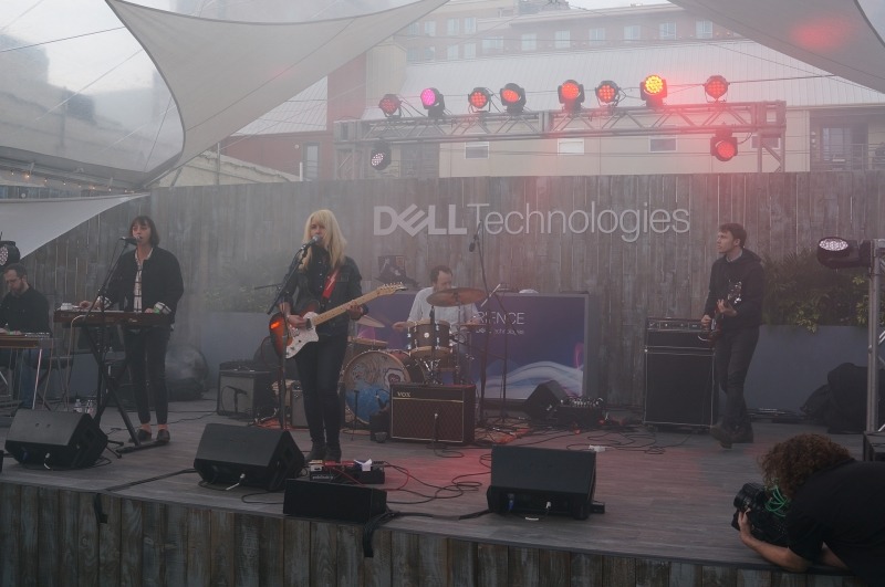 SXSW自体は元々コンテンツ系のイベントだったこともあり、ビール片手に生バンドの演奏という、かなり砕けた感じで行なわれている